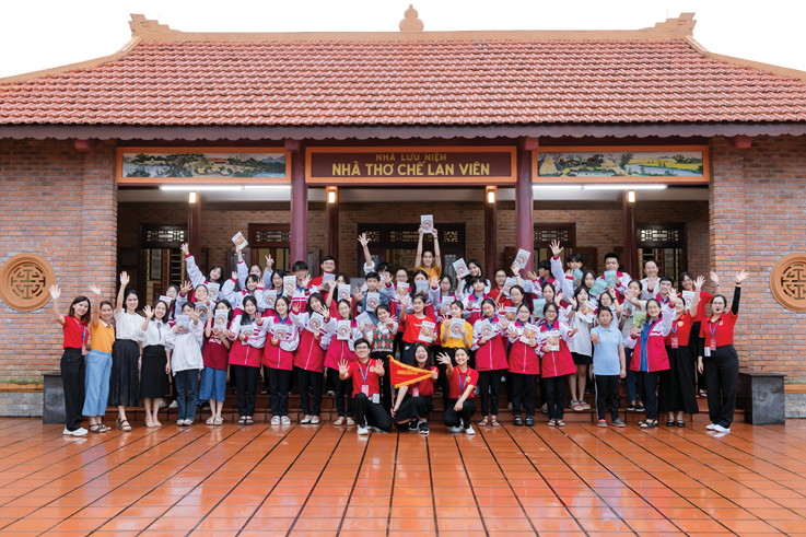 Học sinh Trường THPT Chuyên Lê Quý Đôn, phường Nam Đông Hà, tỉnh Quảng Trị tham gia tour du lịch văn học “Tìm hiểu nhà thơ Chế Lan Viên - Từ quê hương đã hóa tâm hồn” do Amazing English Tour tổ chức - Ảnh: nhà trường cung cấp