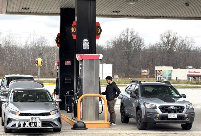 Người dân tiếp nhiên liệu cho xe ôtô tại một trạm xăng ven đường cao tốc ở Mỹ. (Ảnh: Ngọc Quang/TTXVN)