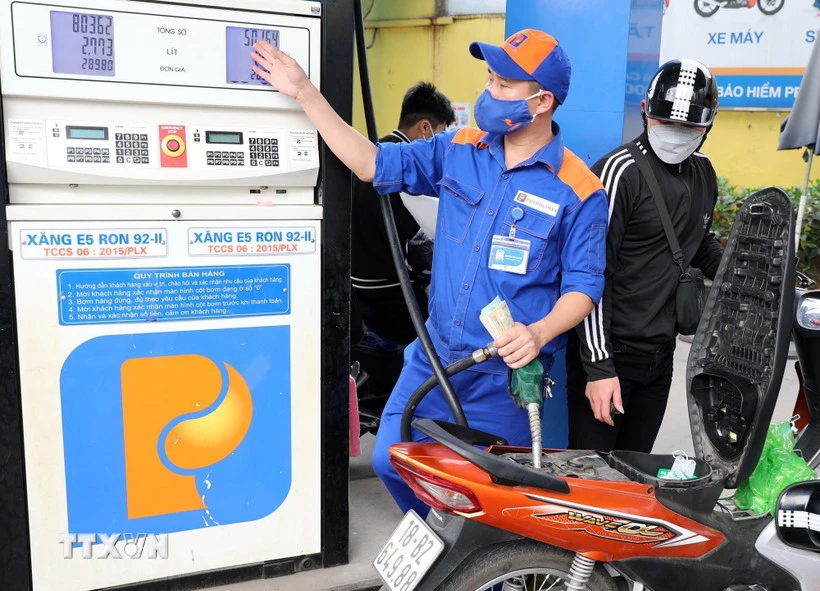 Một điểm kinh doanh xăng dầu. (Ảnh: Trần Việt/TTXVN)