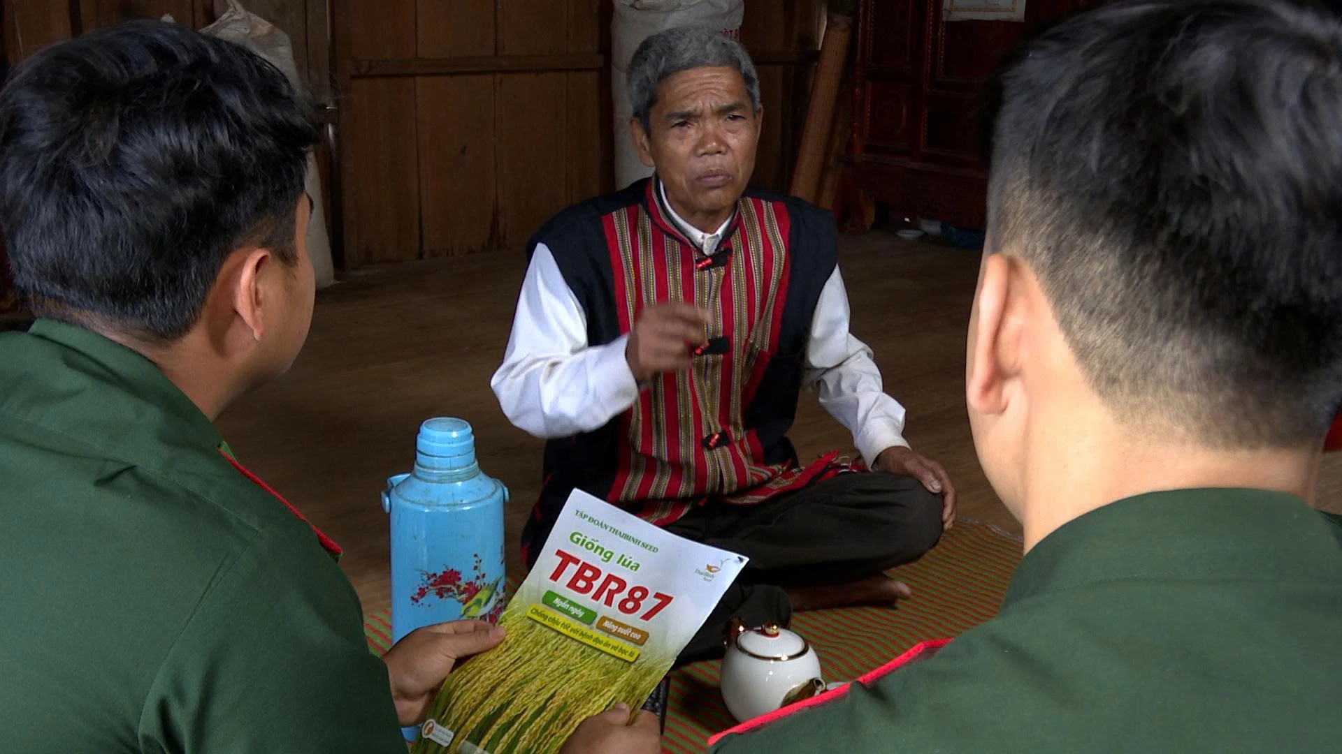 Già làng Hồ Liếp đồng hành cùng với bộ đội Biên phòng trong công tác tuyên truyền. Ảnh MH