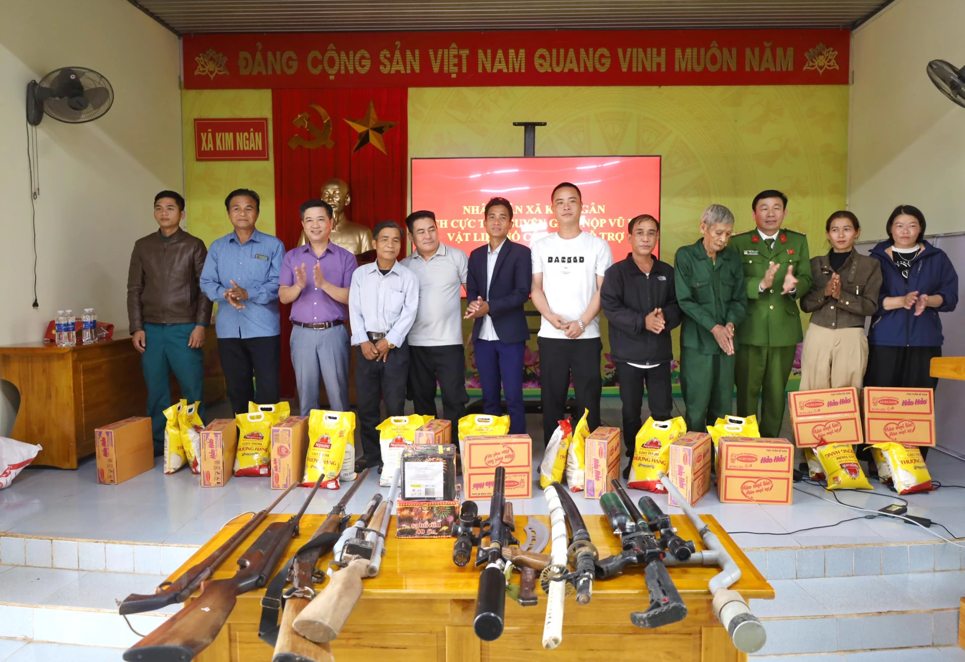 Những cá nhân có nhiều thành tích xuất sắc trong thực hiện mô hình “Đổi lương thực, thực phẩm lấy vũ khí, vật liệu nổ, công cụ hỗ trợ và pháo” ở xã Kim Ngân được biểu dương, khen thưởng -Ảnh: V.M