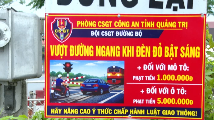 Lắp đặt biển cảnh báo vi phạm tại các gác chắn đường sắt