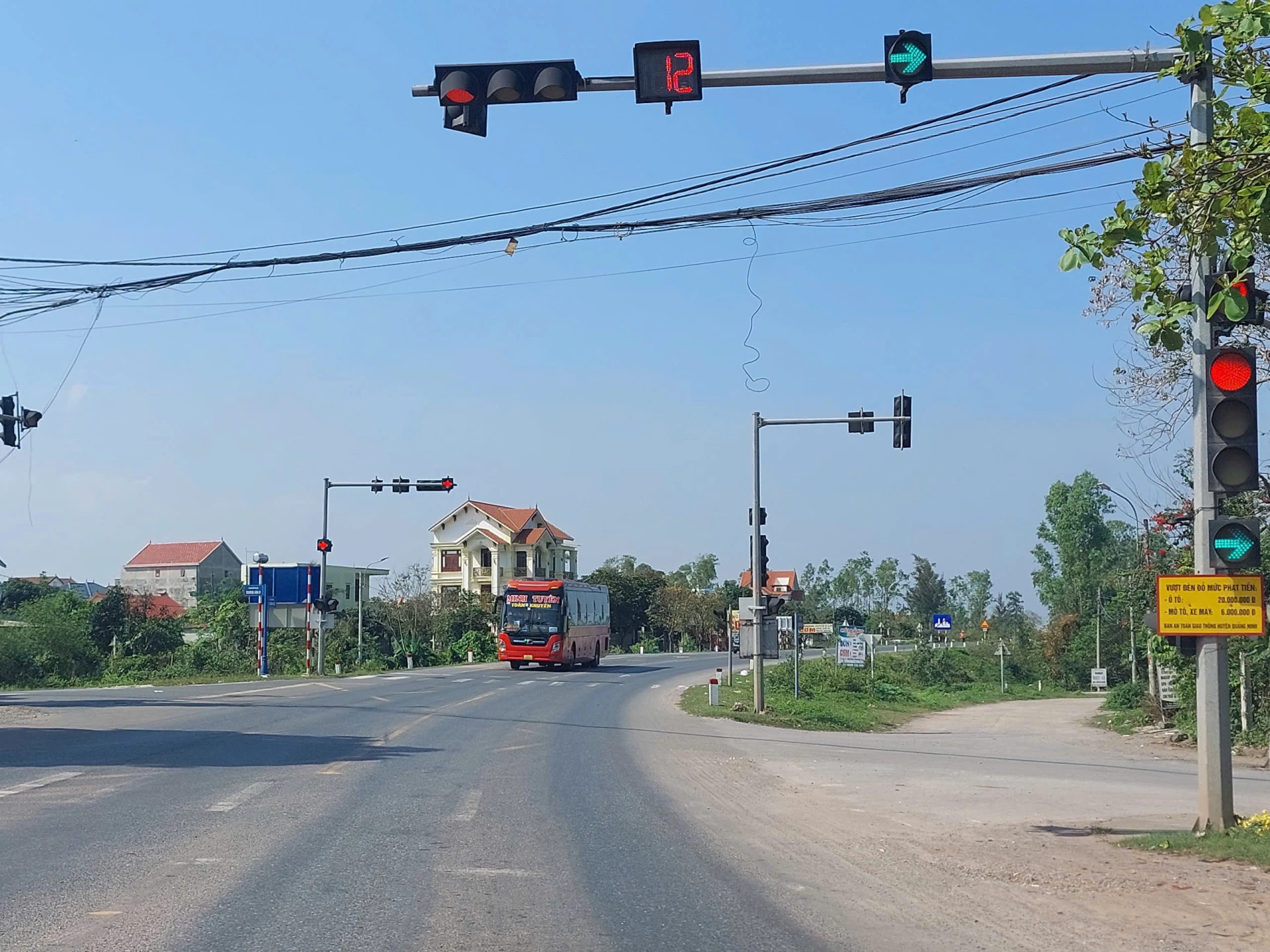  Một điểm dừng đèn đỏ ở tuyến đường tránh thuộc xã Quảng Ninh, vạch kẻ đường không còn  -Ảnh: Đ.N
