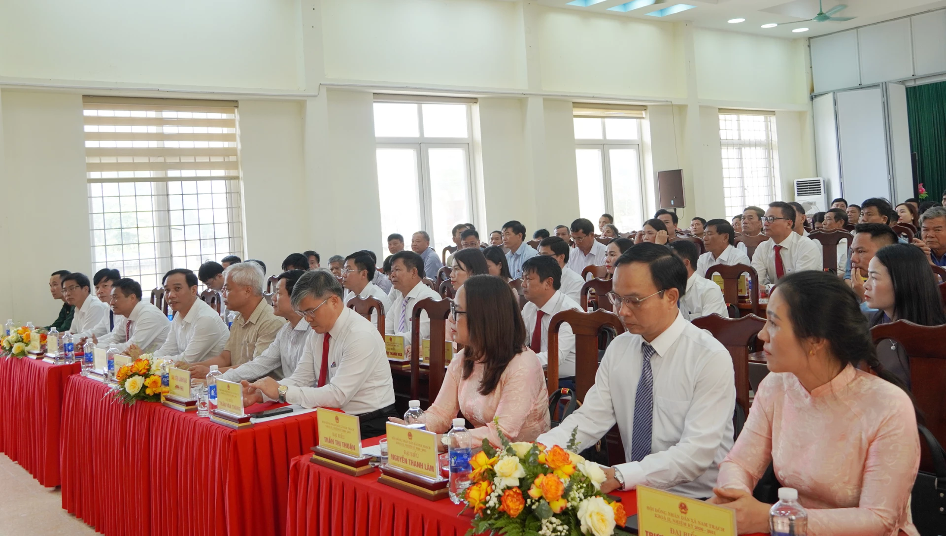 Các đại biểu tham dự kỳ họp - Ảnh: L.M