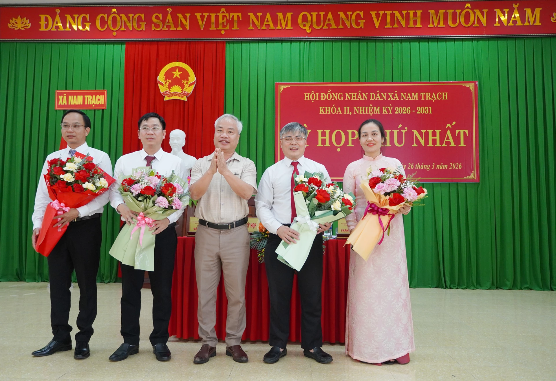 Đại diện lãnh đạo Ban Tổ chức Tỉnh ủy tặng hoa chúc mừng Thường trực HĐND xã Nam Trạch khóa II, nhiệm kỳ 2026-2031 - Ảnh: L.M