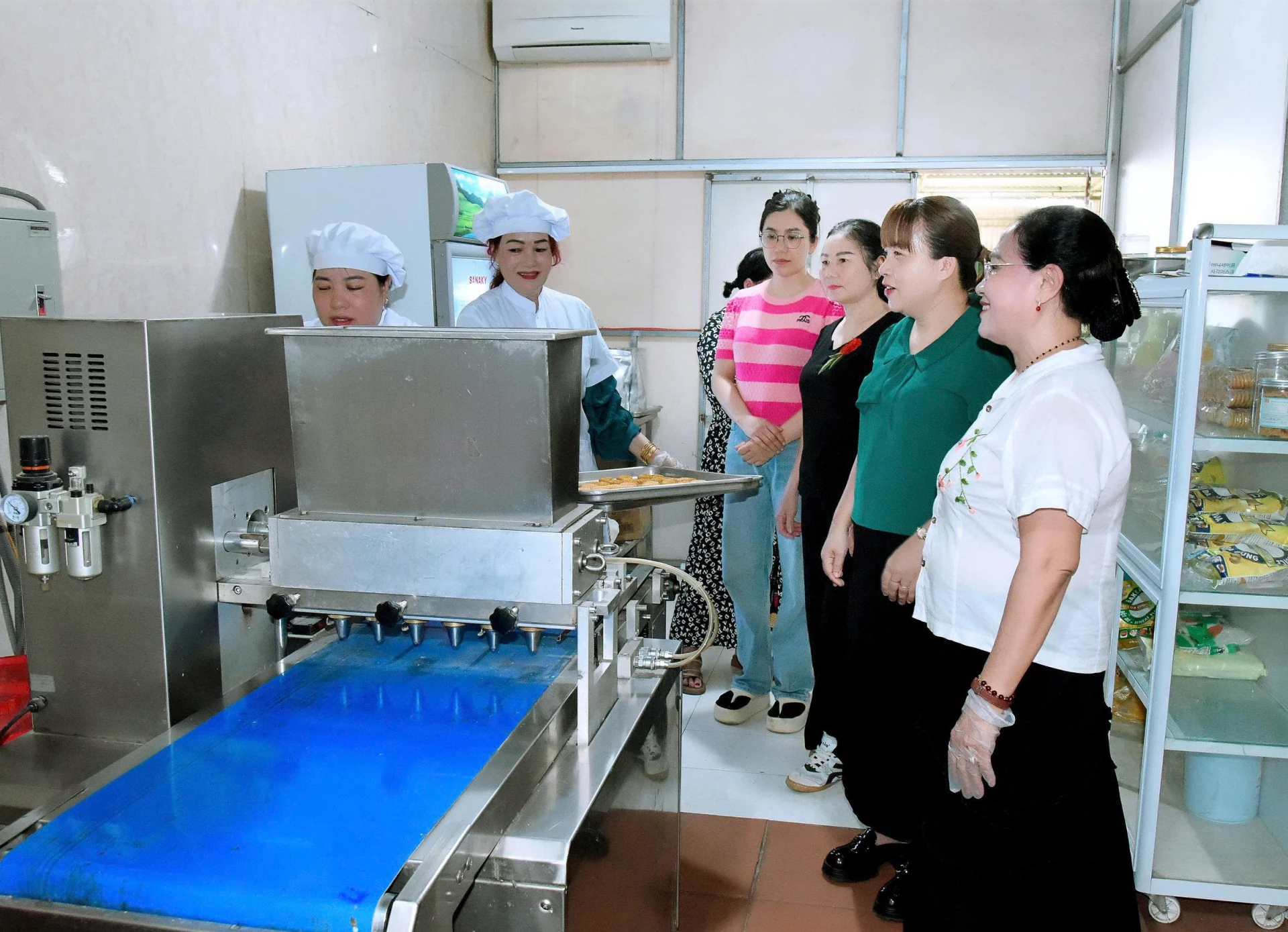 Bà Nguyễn Thị Anh Đào (thứ nhất, bên phải) là người phụ nữ dám nghĩ, dám làm, luôn trách nhiệm, tận tâm với công việc - Ảnh: L.M