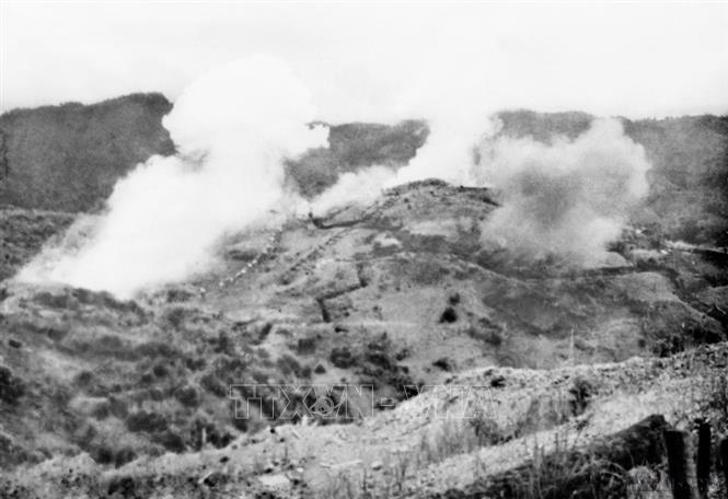 Hàng chục khẩu pháo của ta đồng loạt nhả đạn lên các vị trí của quân Pháp trên đồi Him Lam, mở màn chiến dịch Điện Biên Phủ, chiều 13/3/1954. Ảnh: Tư liệu TTXVN