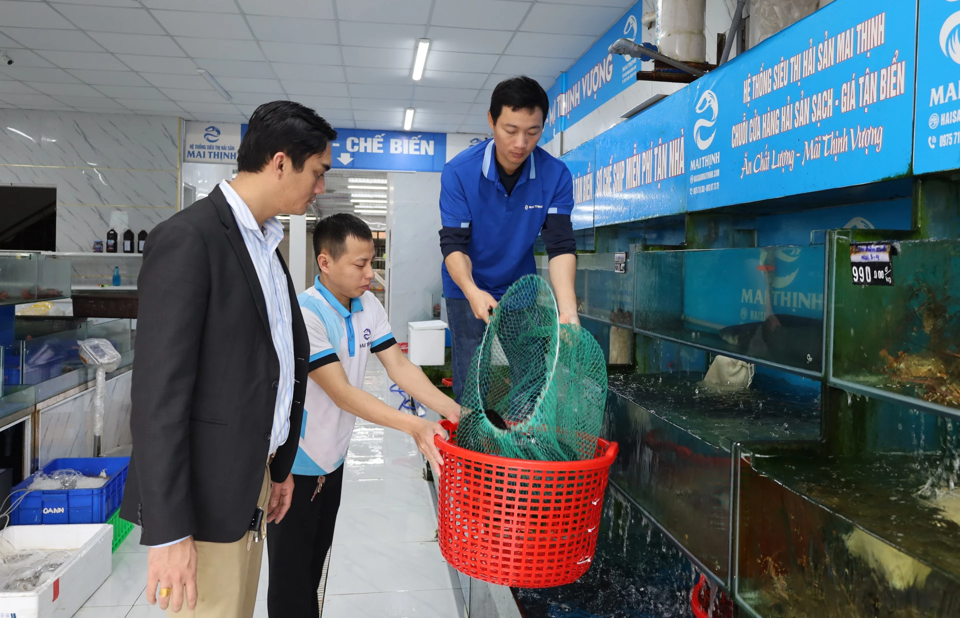 Sử dụng công nghệ khí cải tiến MAP tại Công ty TNHH thương mại dịch vụ Mai Thịnh giúp hải sản tươi ngon - Ảnh: H.Tr