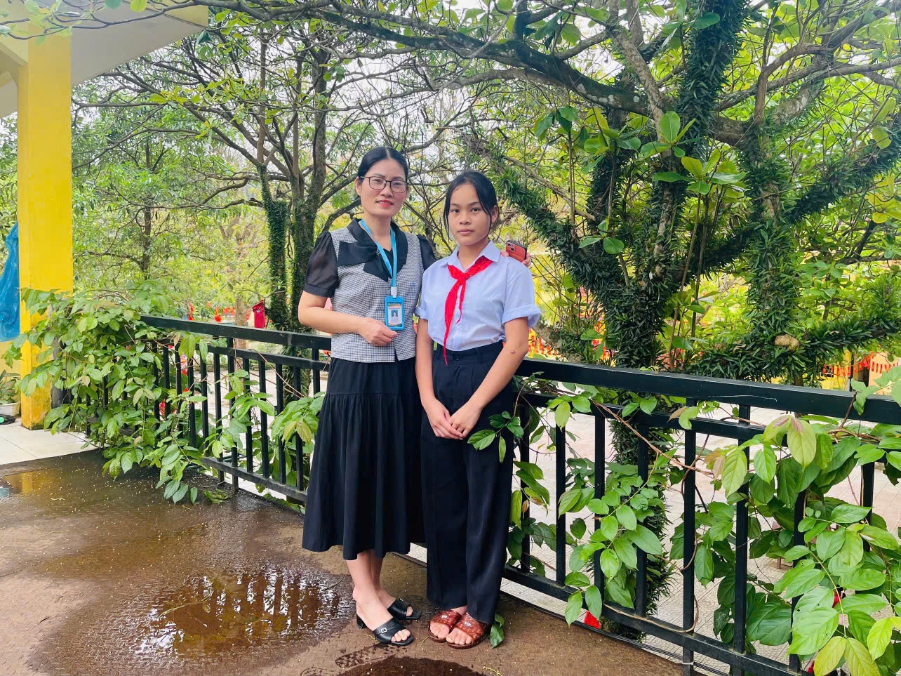 Cô học trò nhỏ Hồ Hoài An cùng cô giáo dạy Ngữ văn -Ảnh: N.M.T