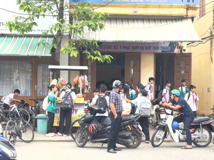 Nỗi lo đồ ăn vặt trước cổng trường học