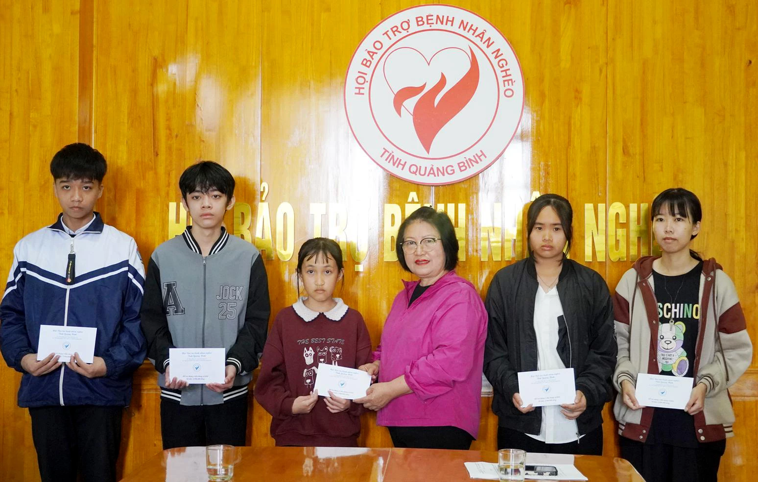 Trao quà Tết cho TMC, học sinh nghèo có hoàn cảnh khó khăn- Ảnh: TL.