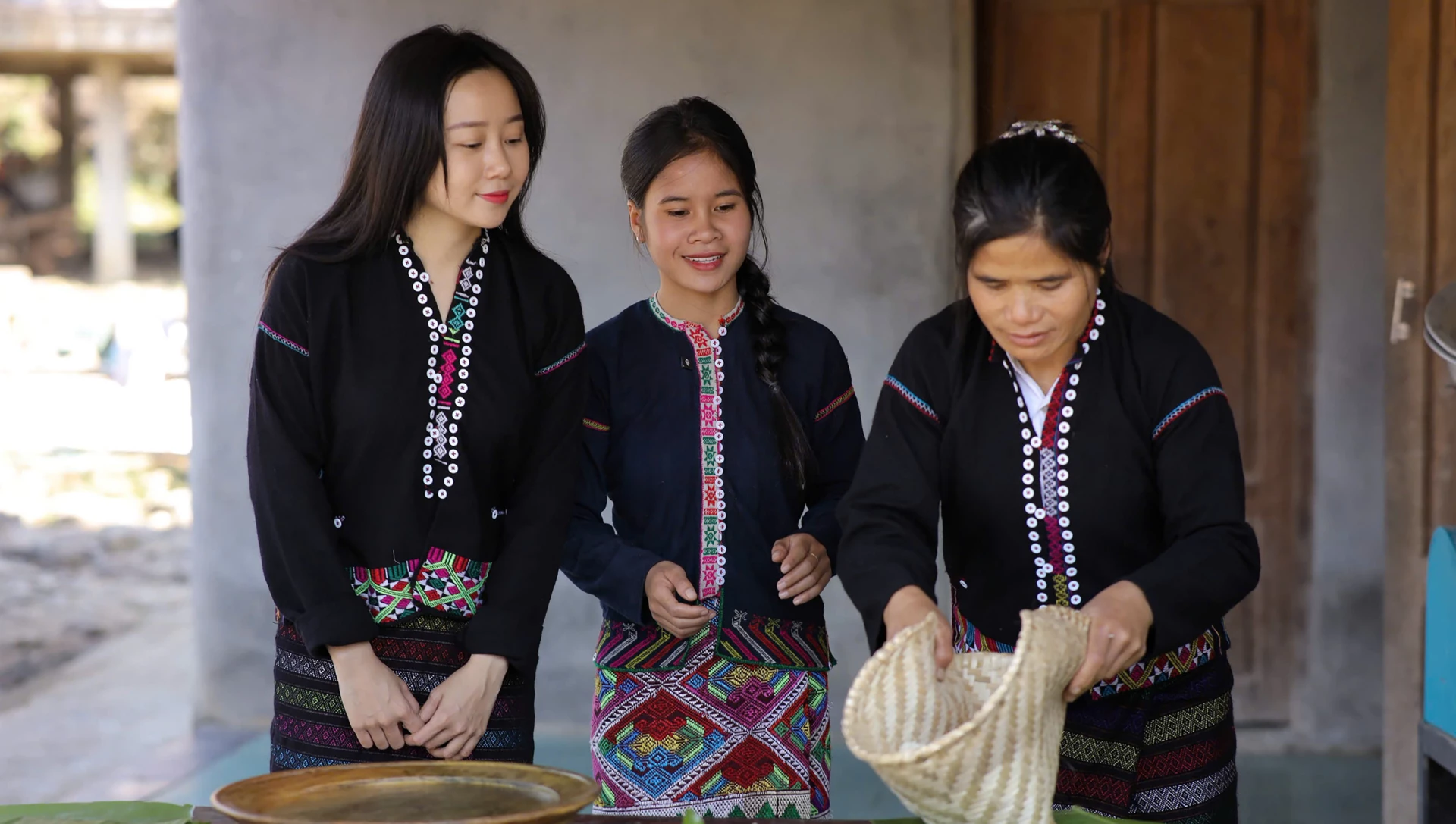 Hồ Thị Thiết (người đứng giữa), gương mặt trẻ tiên phong phát triển du lịch cộng đồng gắn với gìn giữ bản sắc văn hóa dân tộc - Ảnh: N.M