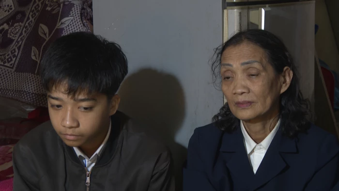 Hãy tiếp sức cho cậu bé mồ côi được đến trường