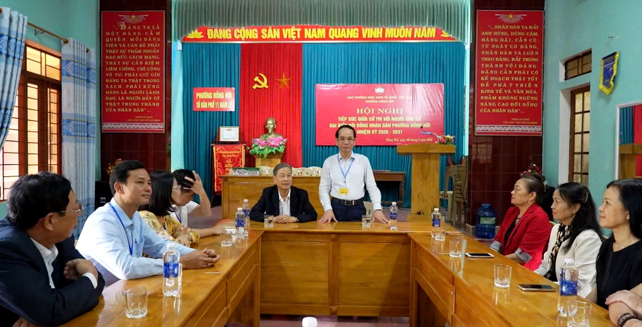 Đồng chí Bí thư Đảng ủy Đồng Hới Phan Mạnh Hùng nắm bắt tình hình tại tổ bầu cử tổ dân dân phố 11 Nam Lý - Ảnh: H.Tr.