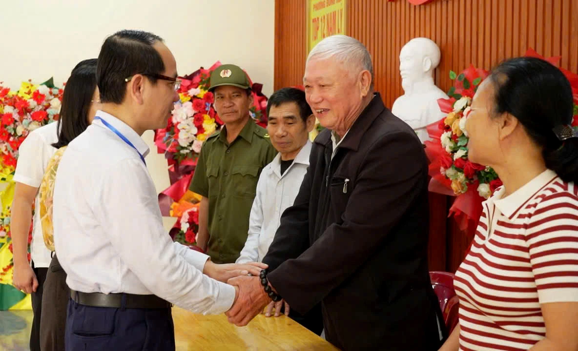 Đồng chí Bí thư Đảng ủy Đồng Hới động viên thành viên các tổ bầu cử trên địa bàn - Ảnh: H.Tr.