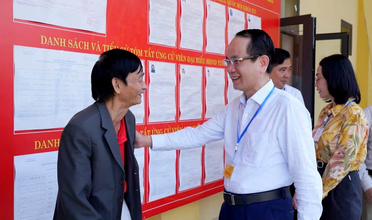 Đồng chí Bí thư Đảng ủy Đồng Hới động viên thành viên các tổ bầu cử trên địa bàn - Ảnh: H.Tr.