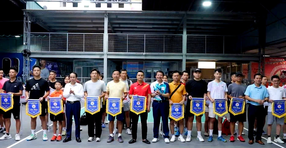 Đồng chí Bí thư Đảng ủy phường Đồng Hới Phan Mạnh Hùng và đại diện lãnh đạo các sở, ngành, địa phương trao cờ lưu niệm cho các đội tham gia giải - Ảnh: T.Đ.