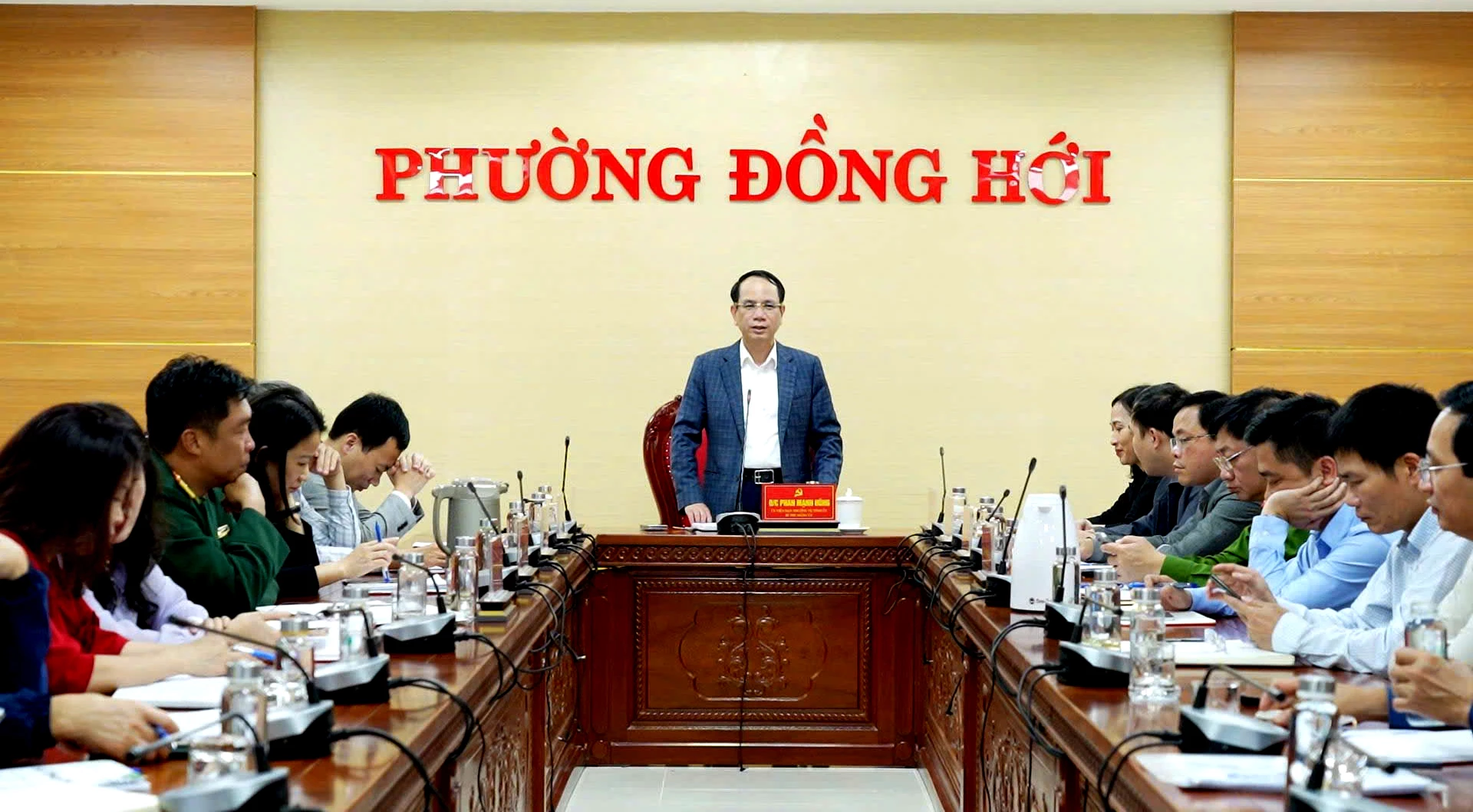 Đồng chí Bí thư Đảng ủy phường Đồng Hới Phan Mạnh Hùng phát biểu kết luận phiên họp - Ảnh: H.Tr.