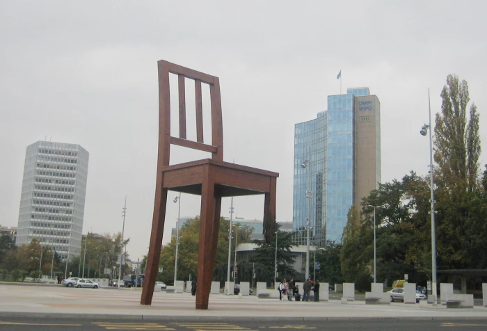 Tản mạn về tượng đài Broken Chair