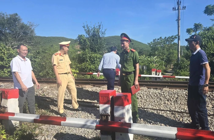 Phấn đấu hoàn thành xóa 100 lối đi tự mở qua đường sắt