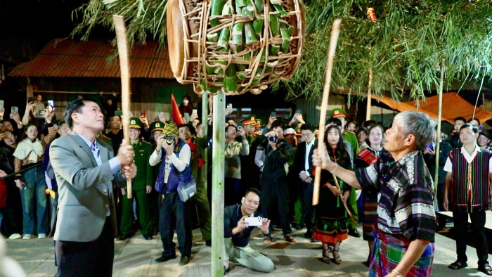 Tưng bừng lễ hội đập trống của người Ma Coong