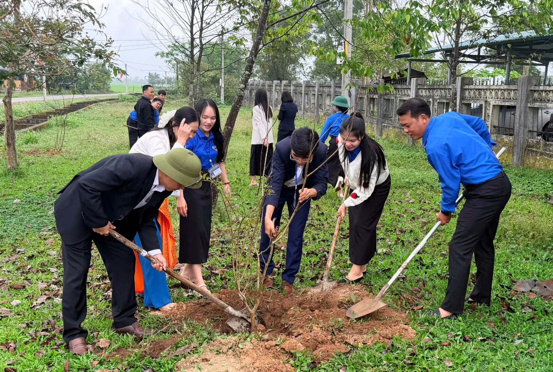 Trồng cây xanh tại khuôn viên Trường tiểu học Vĩnh Lâm - Ảnh: L.M