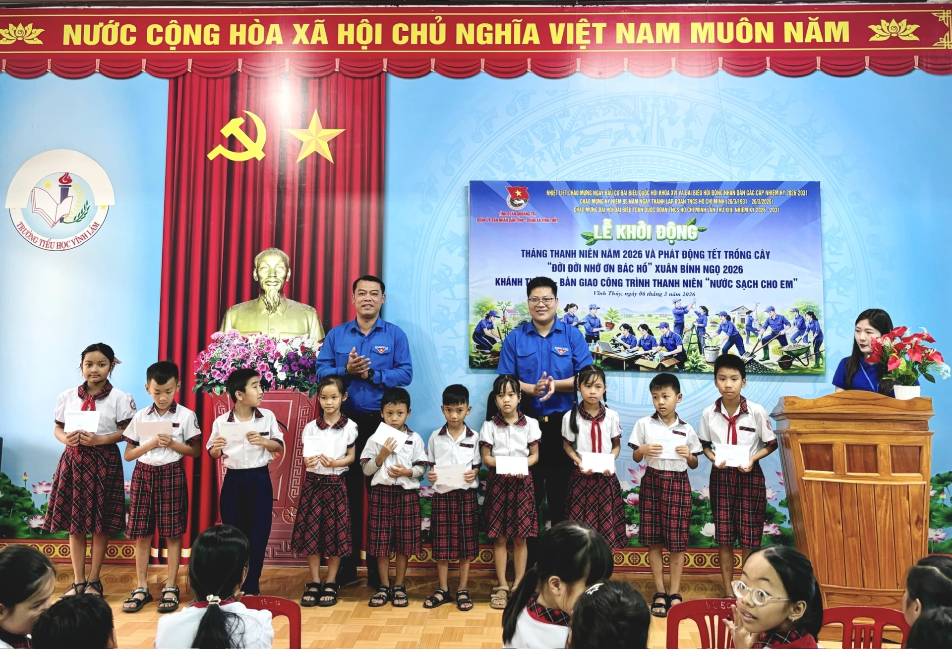Đại diện lãnh đạo Đoàn UBND tỉnh trao học bổng cho học sinh có hoàn cảnh khó khăn vượt khó học tập -  Ảnh: L.M