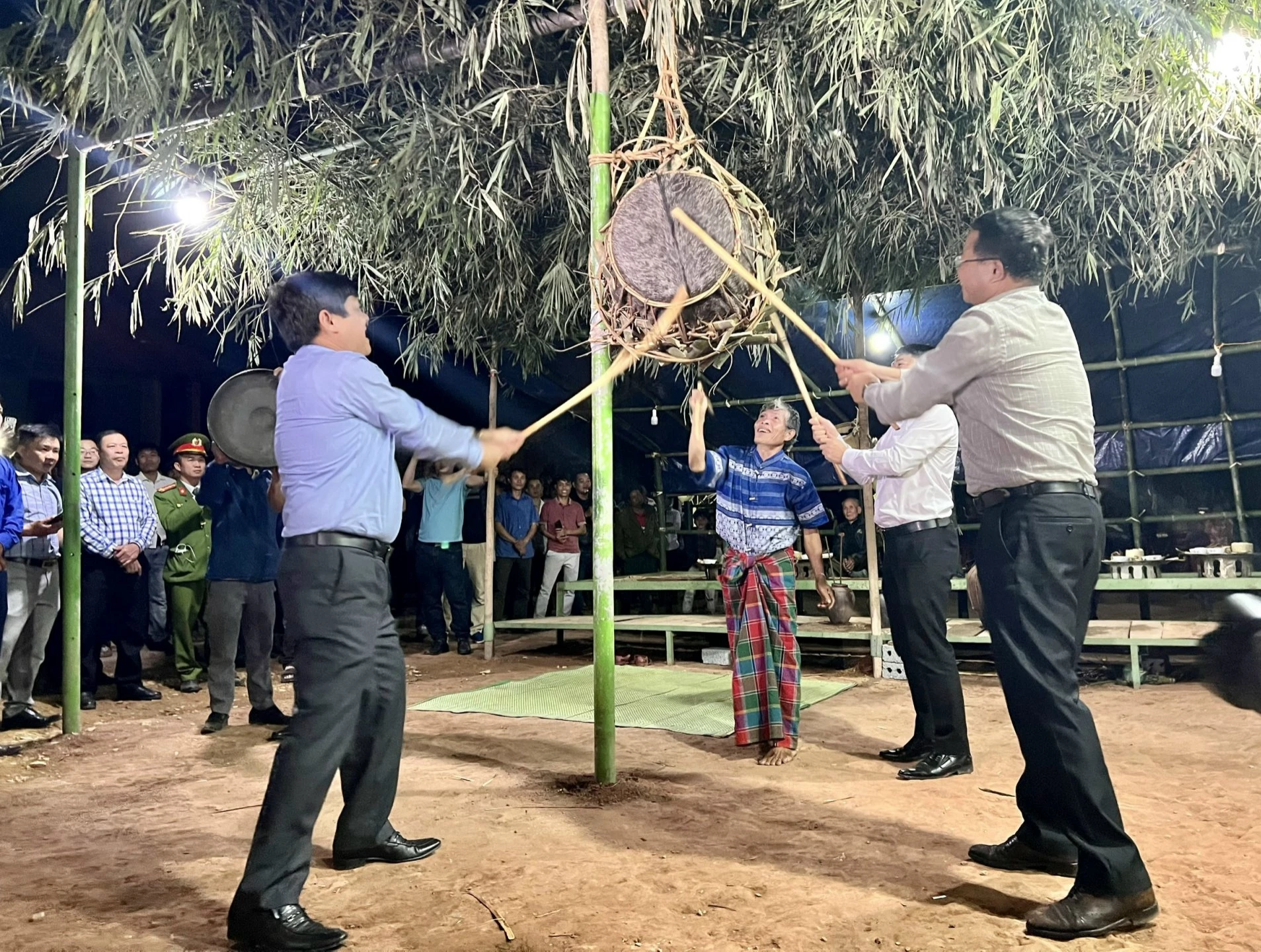 Lễ hội đập trống MaCoong, hoạt động văn hóa độc đáo của người MaCoong tại xã Thượng Trạch - Ảnh: C.N