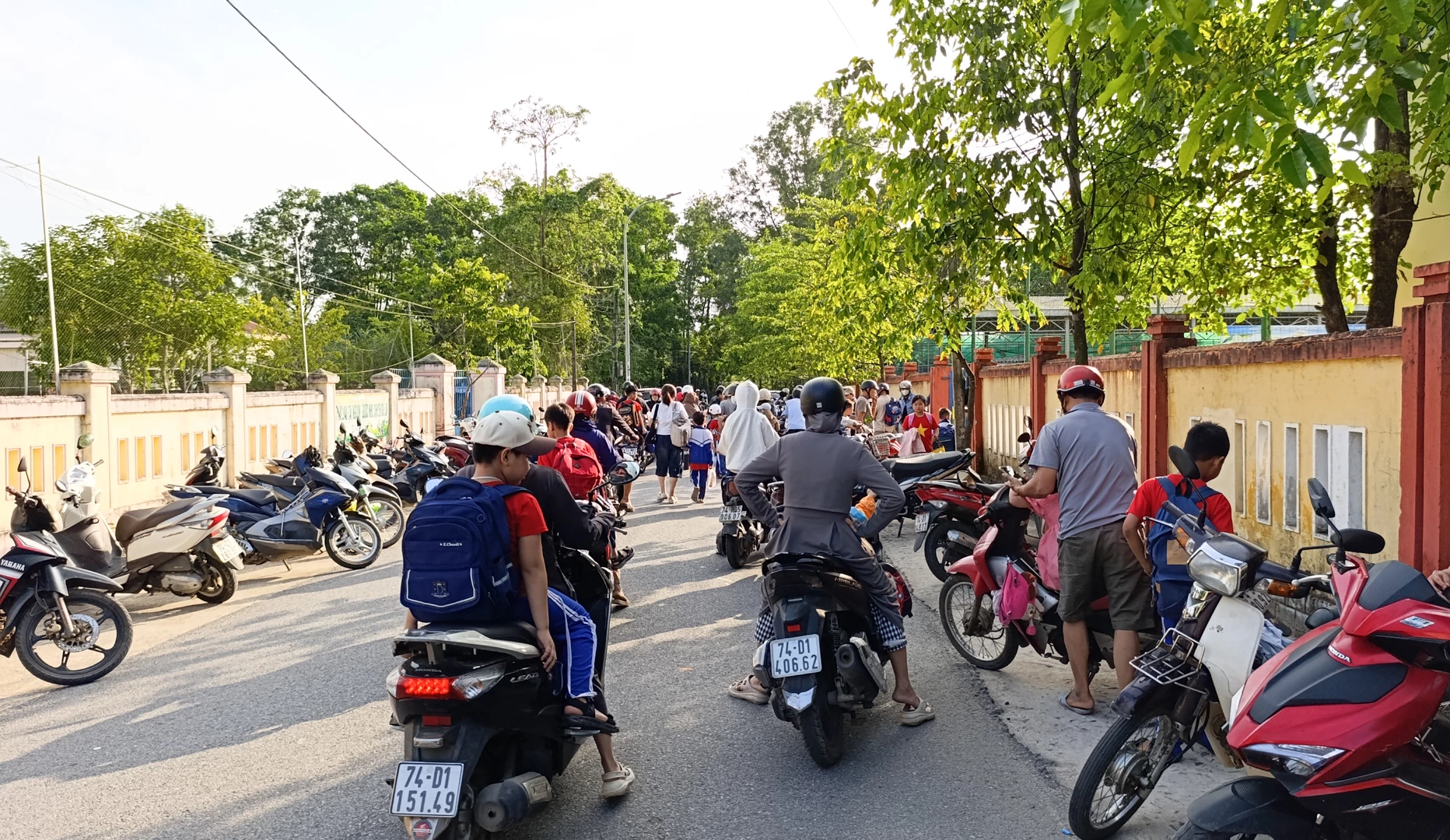 Nhiều phụ huynh ngang nhiên đứng giữa lòng đường để đưa đón học sinh tại khu vực Trường Tiểu học Nguyễn Hoàng, xã Ái Tử - Ảnh: L.T