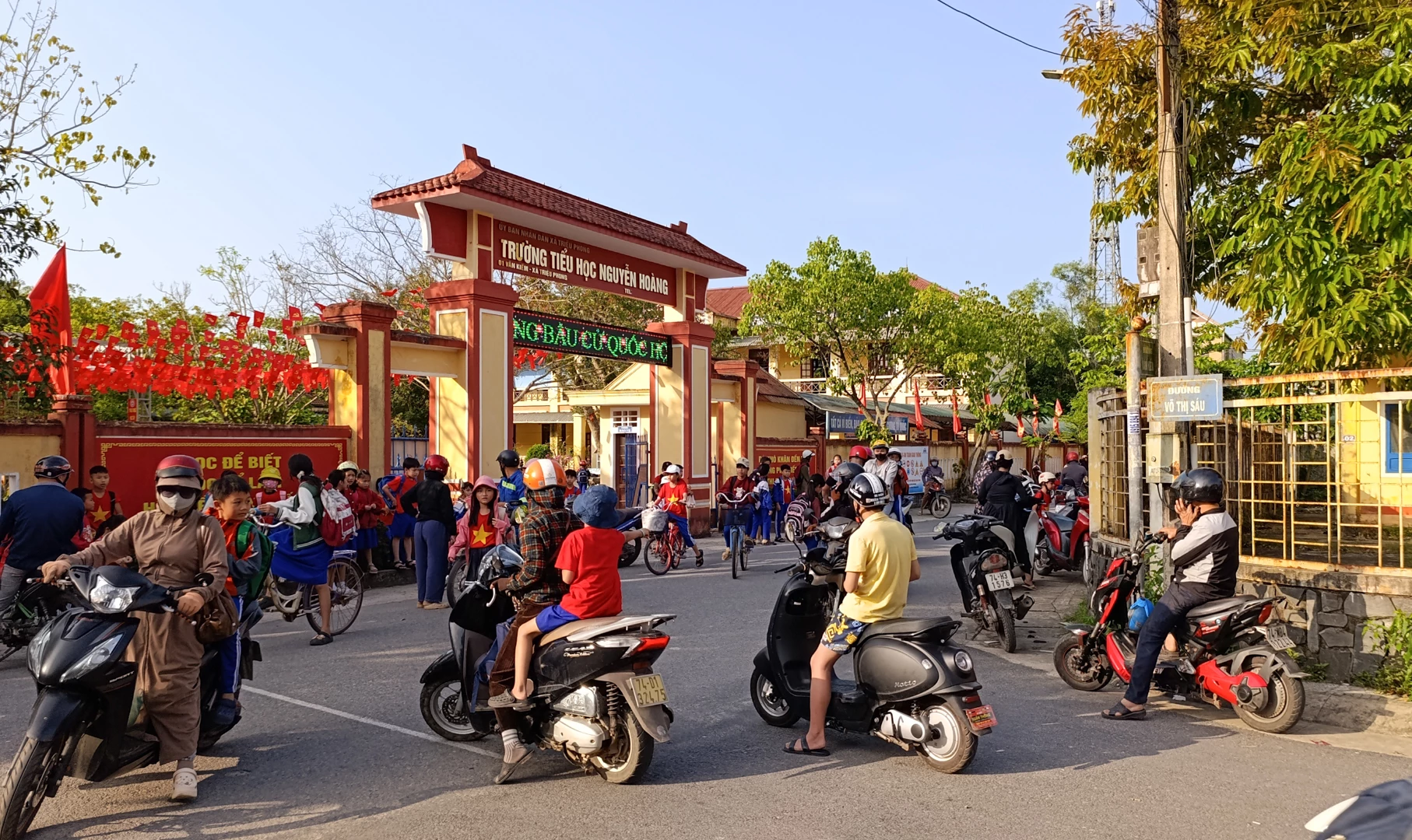 Việc mất ATGT trước cổng trường học cũng xảy ra đối với Trường Tiểu học Nguyễn Hoàng ở xã Ái Tử vào giờ cao điểm đưa đón học sinh - Ảnh: L.T