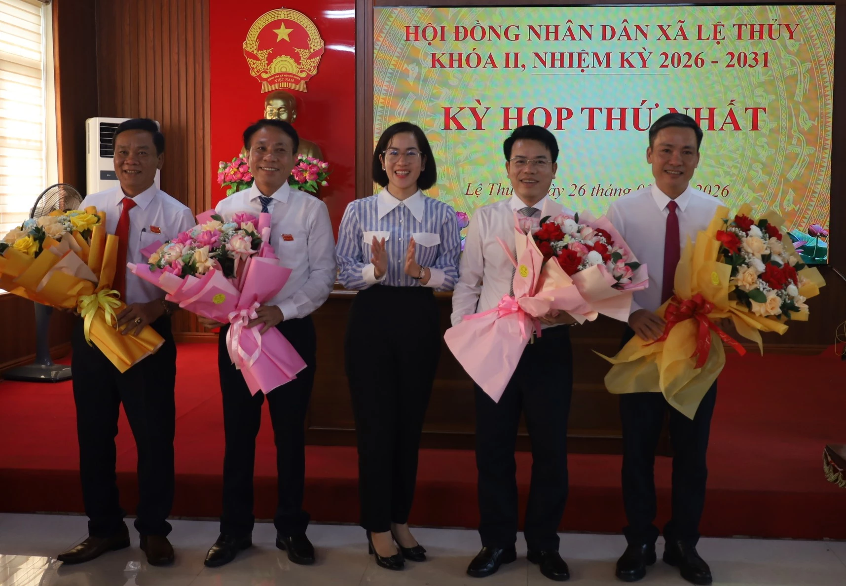 Các đồng chí Chủ tịch, Phó Chủ tịch và Trưởng các ban HĐND xã Lệ Thủy khóa II ra mắt kỳ họp - Ảnh: H.C