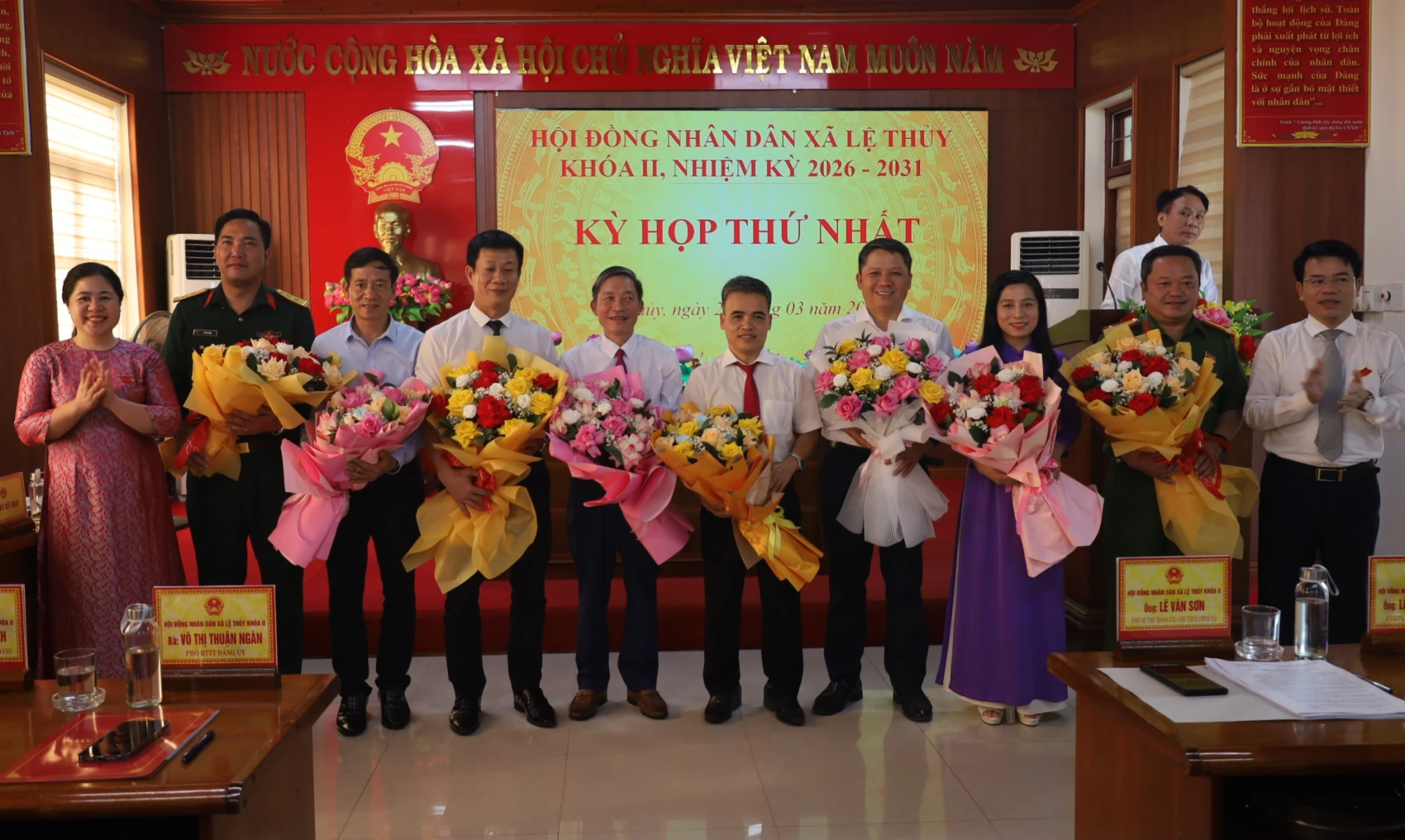 Các đồng chí Chủ tịch, Phó Chủ tịch và Ủy viên UBND xã Lệ Thủy, nhiệm kỳ 2026-2031 ra mắt nhận nhiệm vụ - Ảnh: H.C