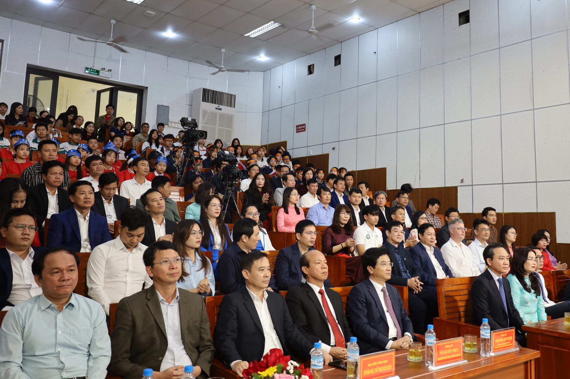 Các đại biểu tham dự chương trình. Ảnh: D.H