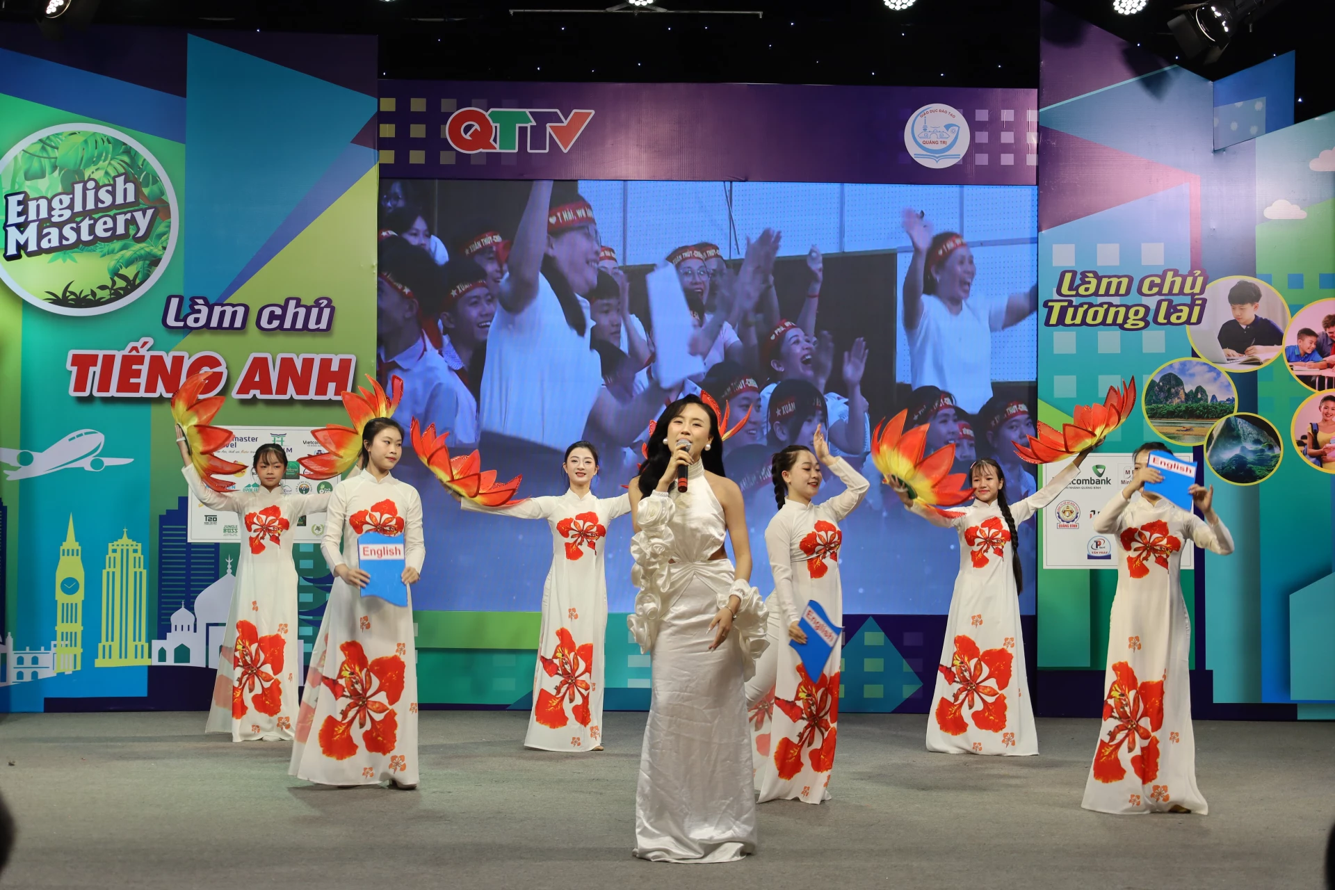 Chương trình khai mạc có sự tham gia của các ca sĩ trẻ triển vọng. Ảnh: D.H