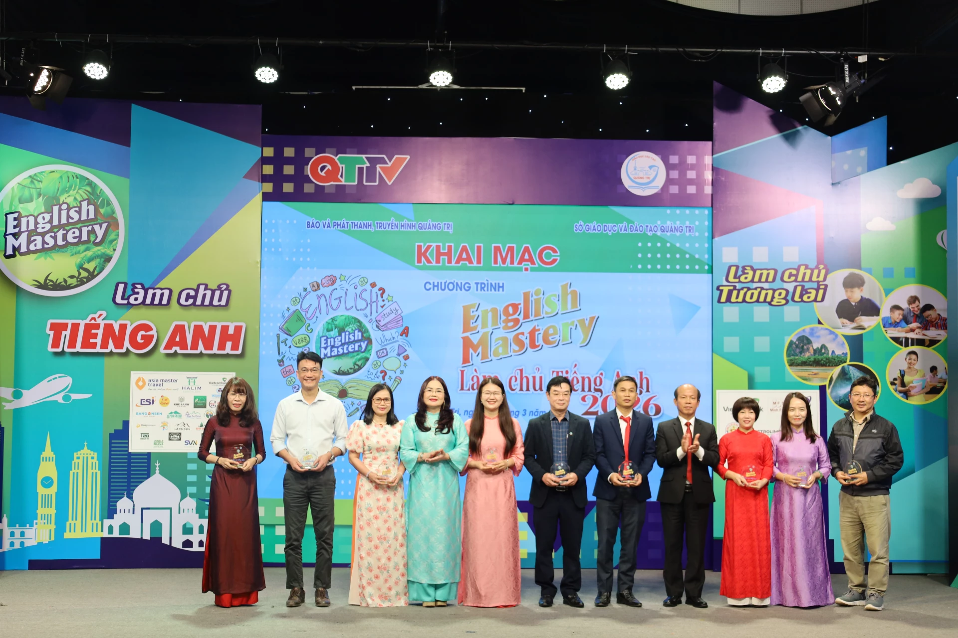 Trao cúp lưu niệm cho Ban Giám khảo tham gia chương trình. Ảnh: D>H