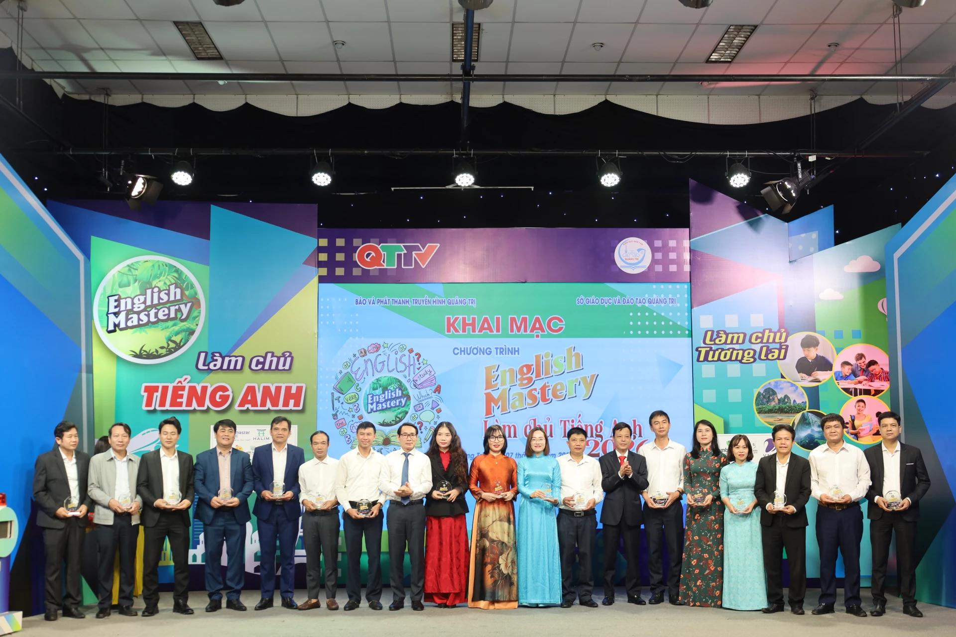 Đại diện các trường có học sinh tham gia cuộc thi nhận cúp lưu niệm của chương trình. Ảnh: D.H