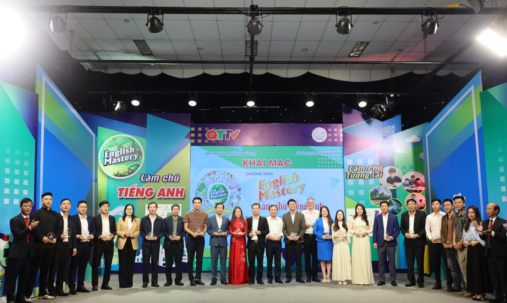 Các đơn vị đồng hành, nhà tài trợ tham gia chương trình English Mastery 2026. Ảnh: D.H