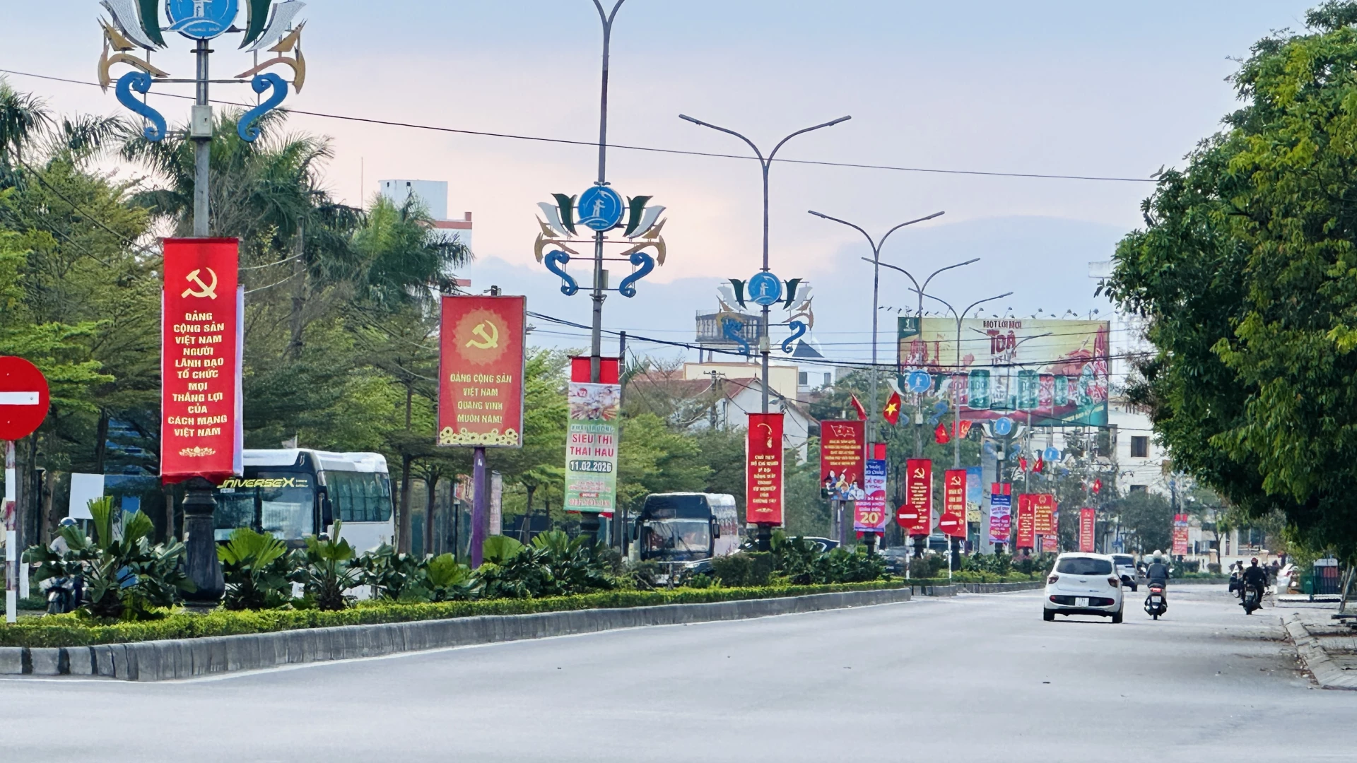 Tuyến đường Hữu Nghị cũng rực rờ băng rôn, biểu ngữ chào mừng cuộc bầu cử - Ảnh: Nguyễn Hoàng