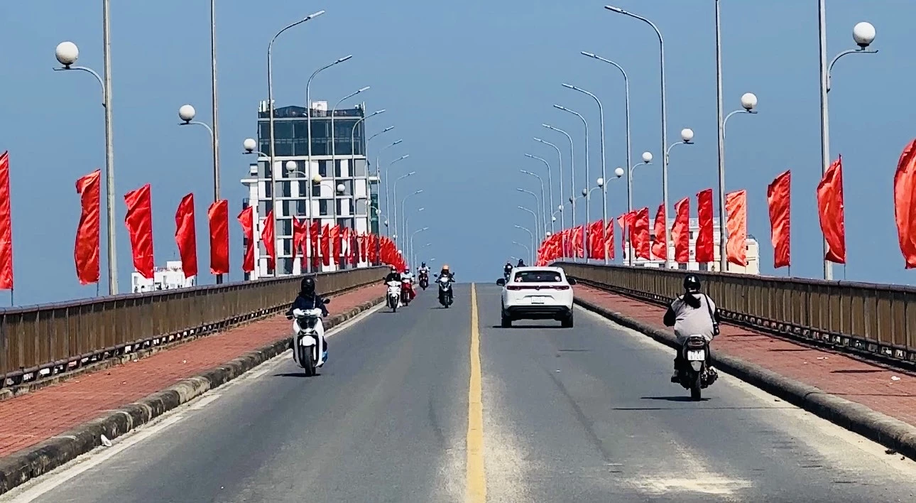 Cầu Nhật Lệ được trang trí rợp cờ chào mừng cuộc bầu cử - Ảnh: Nguyễn Hoàng