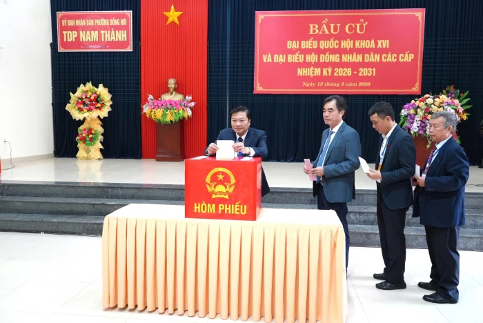 Đồng chí Lê Hồng Vinh, Chủ tịch UBND tỉnh dự lễ khai mạc và bầu cử tại khu vực bỏ phiếu số 8