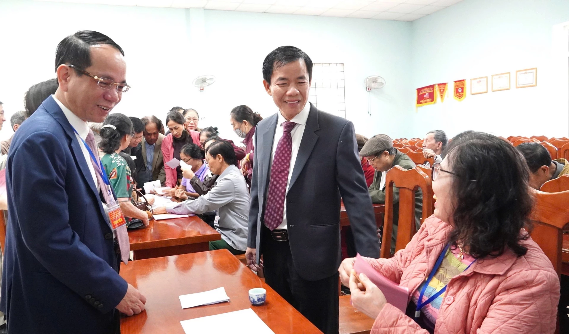 Nguyễn Văn Phương, Bí thư Tỉnh ủy, Trưởng ban Chỉ đạo Bầu cử tỉnh và đồng chí Phan Mạnh Hùng, Bí thư Đảng ủy phường Đồng Hới đã đi kiểm tra công tác bầu cử tại khu vực bỏ phiếu số 16