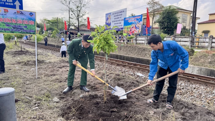 Ký kết mô hình 'Đoạn đường ông cháu cùng chăm'