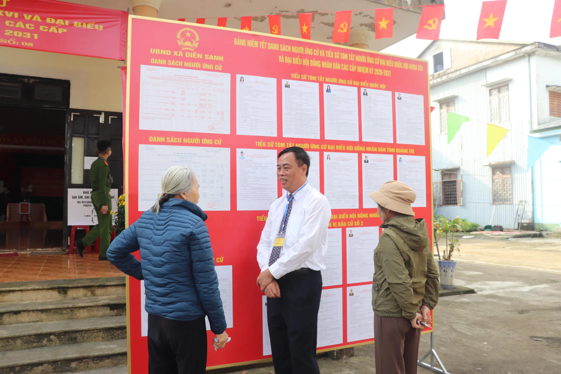 Đồng chí Nguyễn Đăng Quang, Phó Bí thư Tỉnh ủy, Chủ tịch HĐND tỉnh trò chuyện với cử tri tại xã Diên Sanh