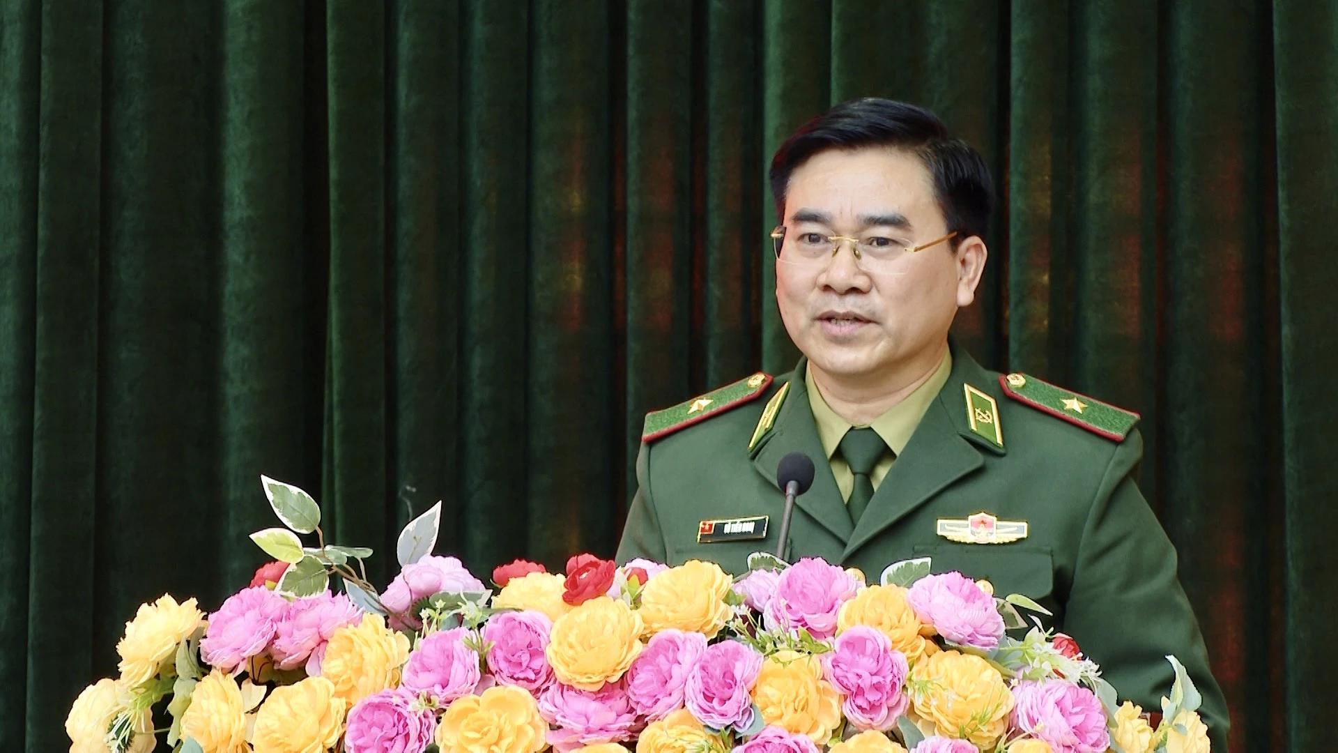 Ông Võ Tiến Nghị, Thiếu tướng, Phó Tư lệnh Bộ đội Biên phòng, Bộ Quốc phòng trình bày chương trình hành động tại hội nghị tiếp xúc cử tri phường Ba Đồn - Ảnh: H.N