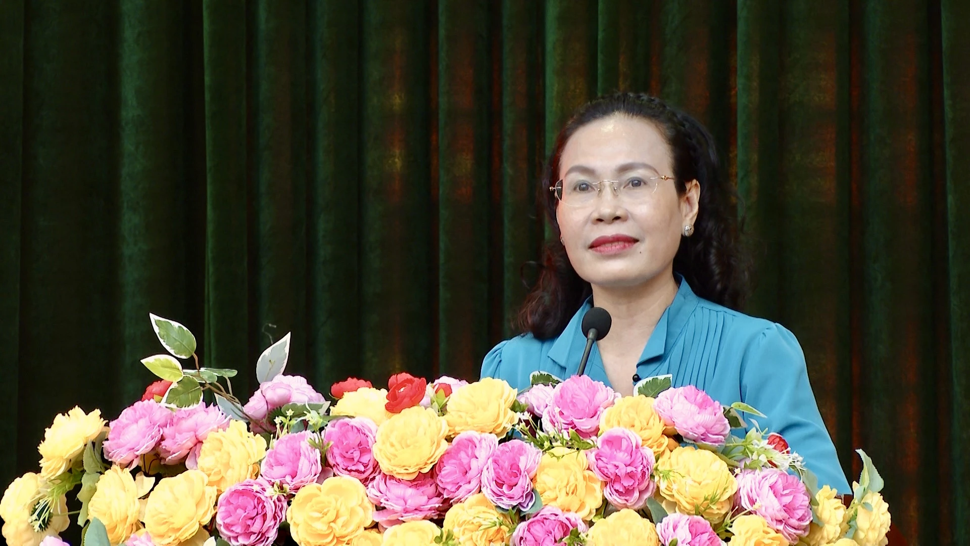 Bà Phạm Thị Hân, Uỷ viên Ban Thường vụ Tỉnh uỷ, Phó Chủ tịch HĐND tỉnh trình bày chương trình hành động tại hội nghị tiếp xúc cử tri phường Ba Đồn - Ảnh: H.N