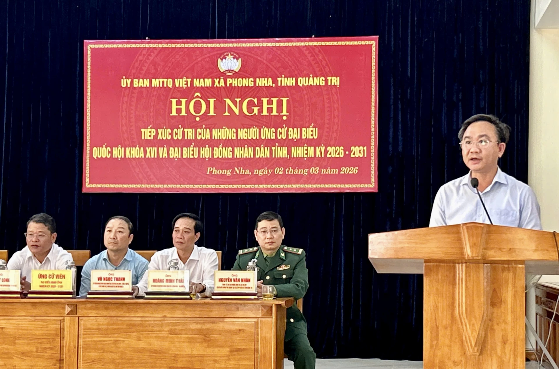 Ông Hoàng Xuân Tân, Tỉnh ủy viên, Phó Chủ tịch UBND tỉnh Quảng Trị trình bày chương trình hành động tại hội nghị tiếp xúc cử tri xã Phong Nha - Ảnh: H.N