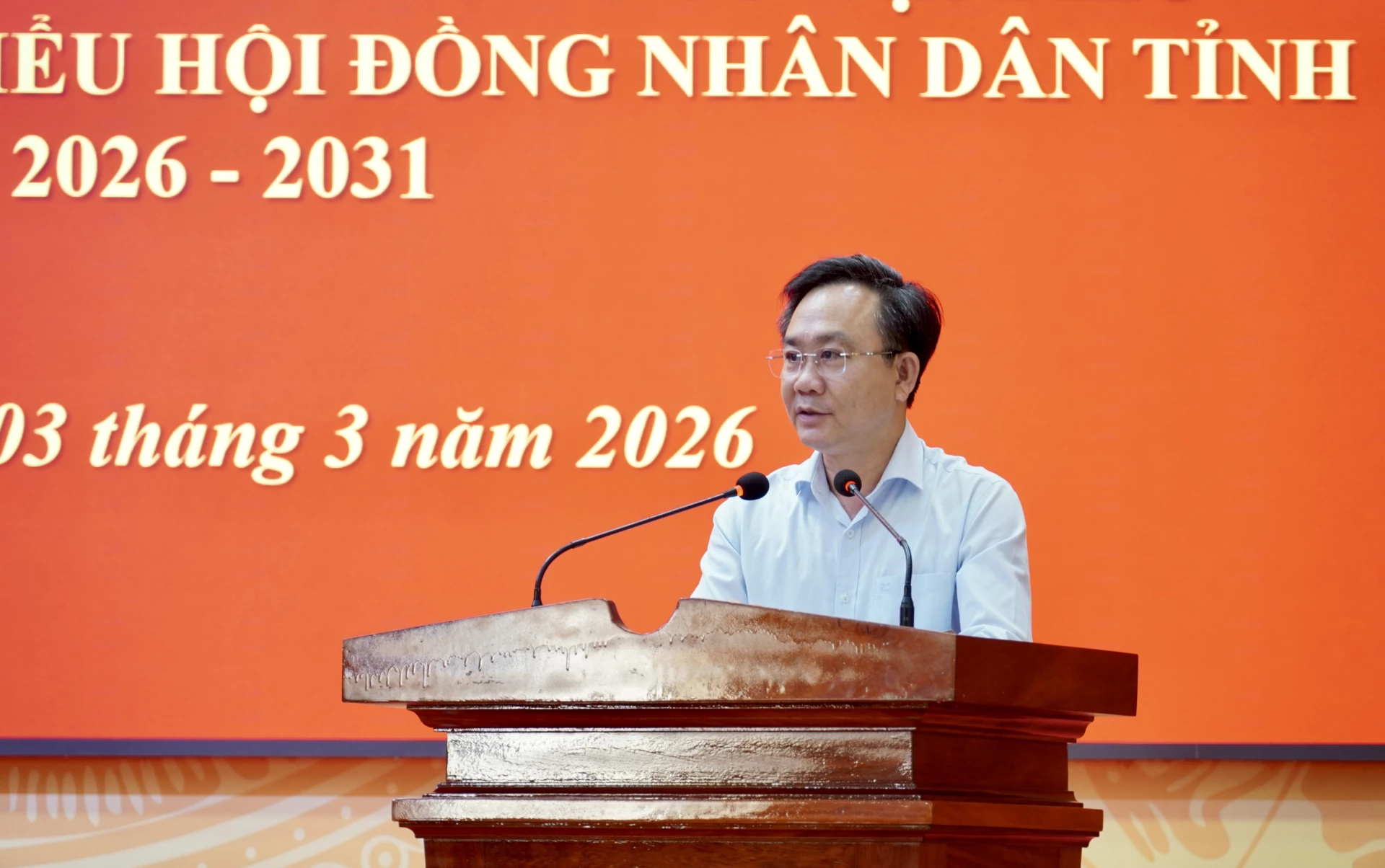 Ông Hoàng Xuân Tân, Tỉnh ủy viên, Phó Chủ tịch UBND tỉnh trình bày chương trình hành động tại hội nghị tiếp xúc cử tri xã Minh Hóa - Ảnh: H.N