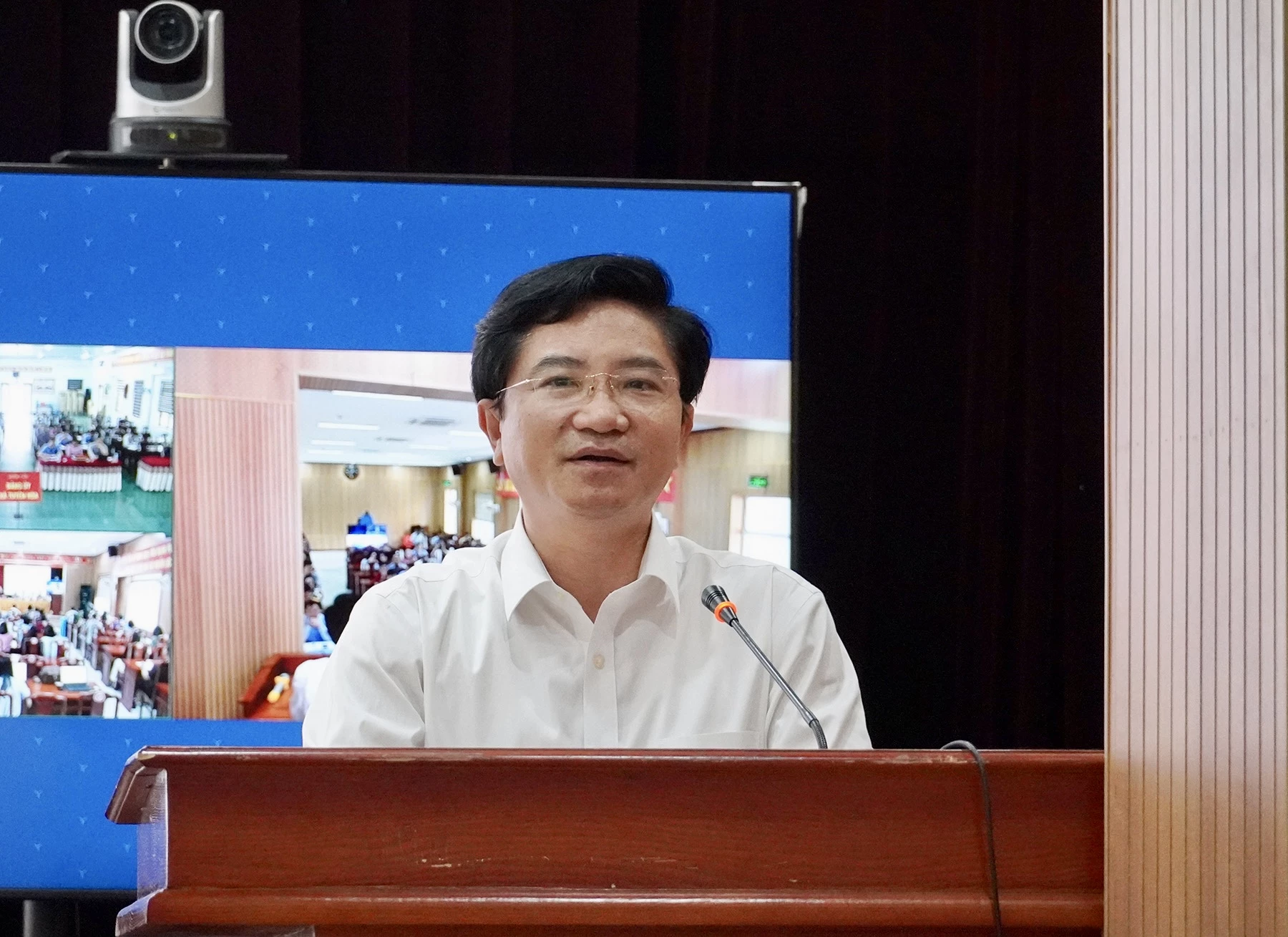 Ông Trương An Ninh, Ủy viên Ban Thường vụ Tỉnh ủy, Trưởng Ban Tuyên giáo và Dân vận Tỉnh ủy trình bày chương trình hành động tại hội nghị tiếp xúc cử tri xã Đồng Lê - Ảnh: H.N