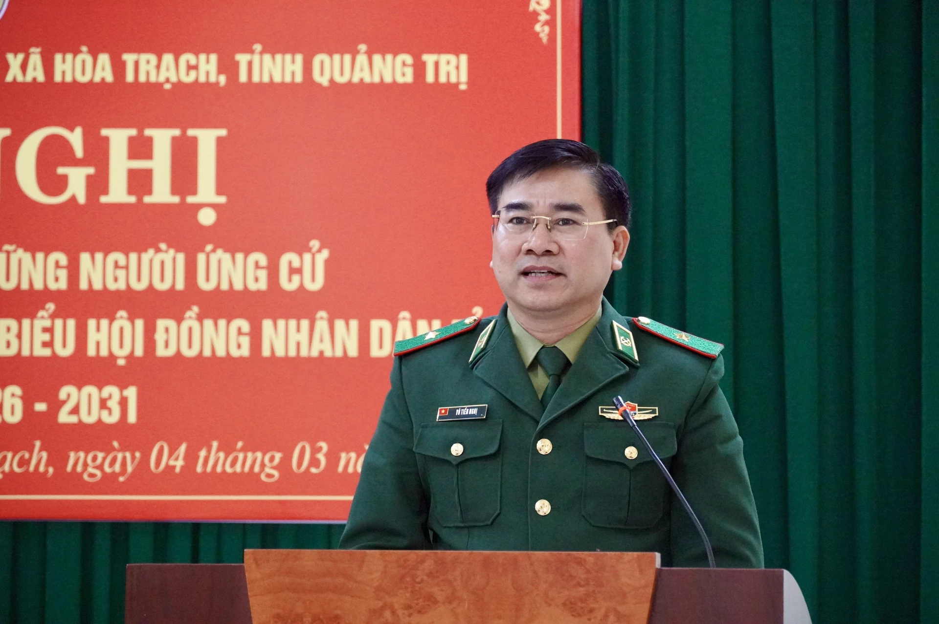 Ông Võ Tiến Nghị, Ủy viên Ban Chấp hành Đảng ủy Bộ đội Biên phòng, Thiếu tướng, Phó Tư lệnh Bộ đội Biên phòng, Bộ Quốc phòng trình bày chương trình hành động tại buổi tiếp xúc cử tri ở xã Hòa Trạch - Ảnh: H.N 