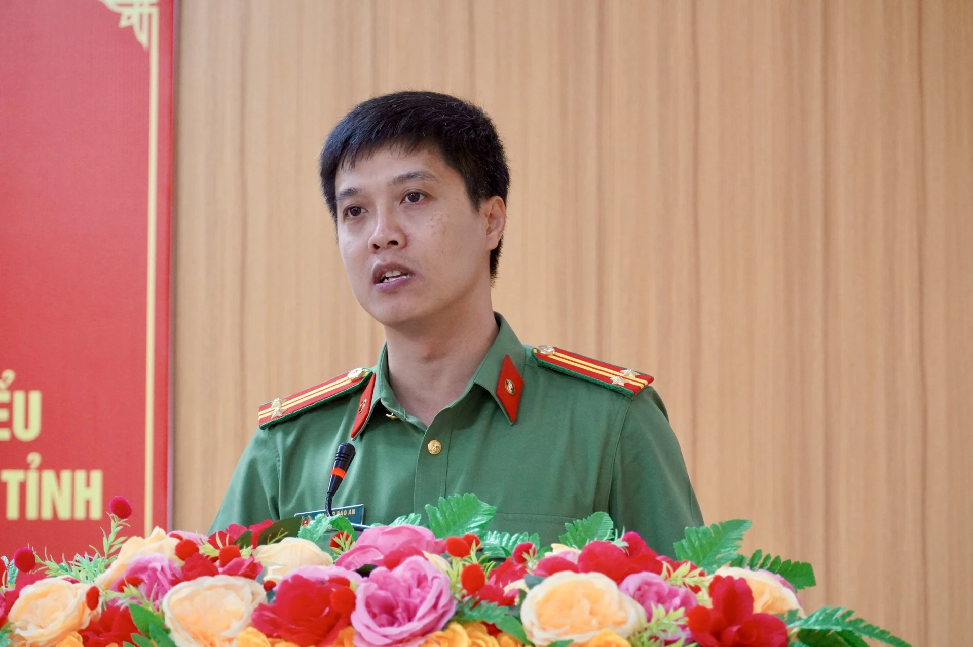 Ông Hoàng Bảo An, Trung tá, Ủy viên Ủy ban Kiểm tra Đảng ủy Phòng Tham mưu, Bí thư Chi bộ, Đội trưởng Đội Tham mưu An ninh, Phòng Tham mưu, Công an tỉnh trình bày chương trình hành động tại buổi tiếp xúc cử tri ở xã Phú Trạch - Ảnh: H.N 